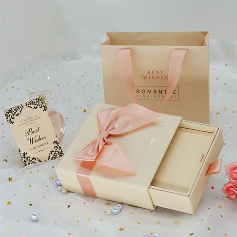 Luxury jewelry packaging box with bag